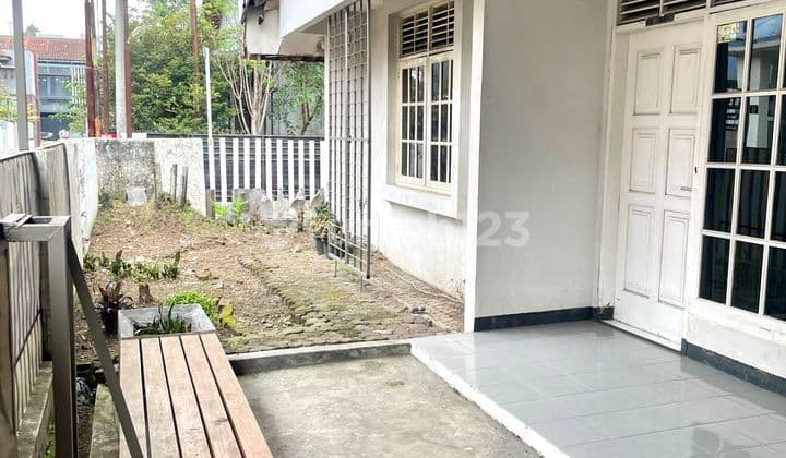 Rumah Lama Terawat Di Hoek Di Area Premium Turangga, Bandung Cocok Untuk Kos-kosan