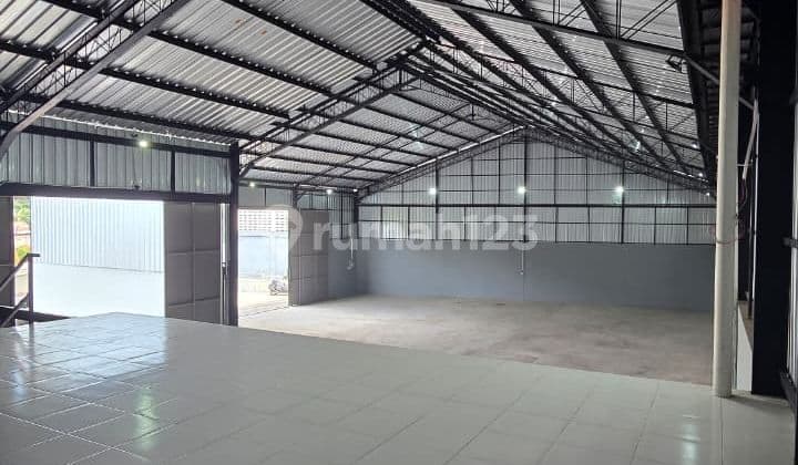 Large Warehouse with Tronton Access in Sesetan Kori