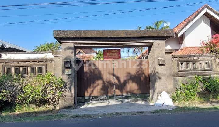 Spacious Yard Villa Style House in the Elite Renon Alo Neighborhood