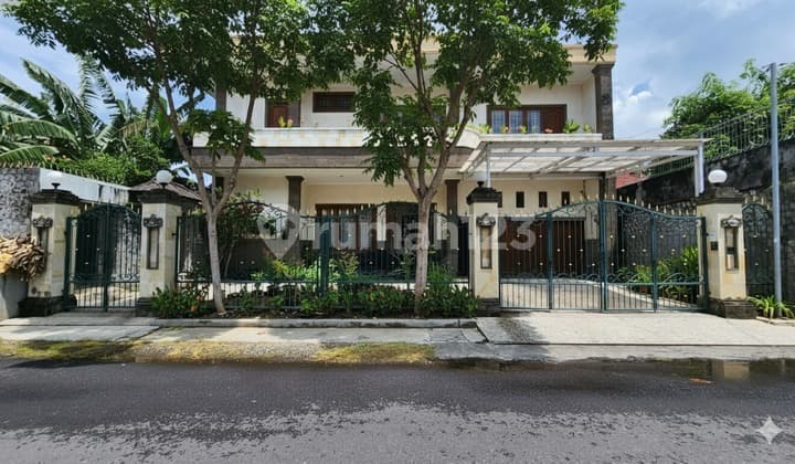 Siap Huni Rumah Mewah Private Pool di Kawasan Elit Renon Her