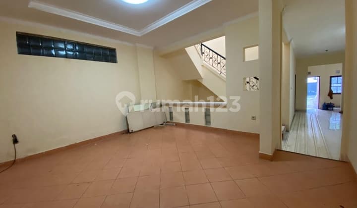Spacious House for Sale in Setraduta with Carport for 8 Cars. Perfect for Car Collectors.