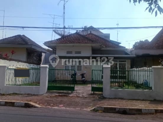 Strategic Colonial Vintage House in Magelang City