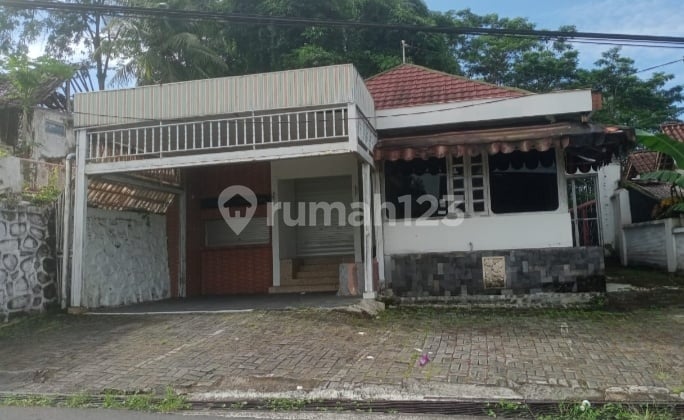 Rumah Luas Pinggir Jalan Di Kota Magelang