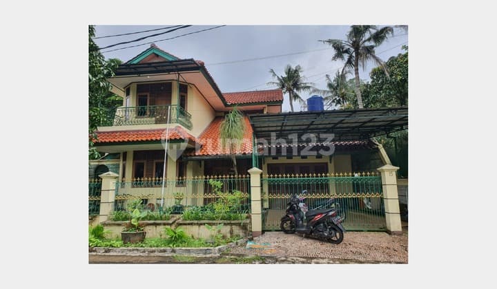 Rumah 2 Lantai Desain Klasik Tropis di Cibubur Ciracas