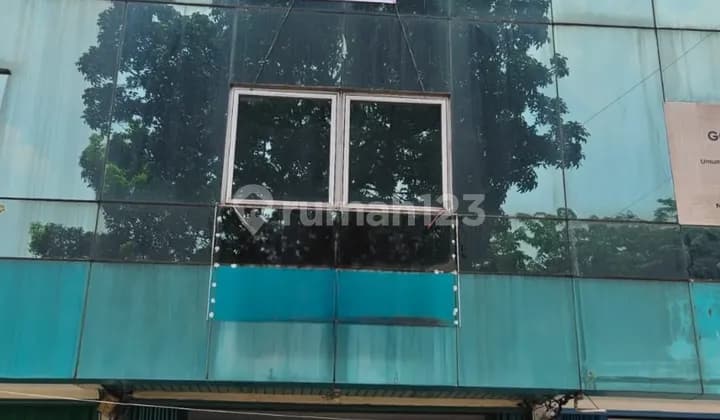 Strategic Shop House on the Side of Kebayoran Lama Road, 117sqm, 3.5 Floors