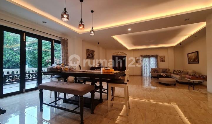 RUMAH CANTIK MODERN CLASSIC DI BSD 3 LANTAI RAPIH SIAP HUNI