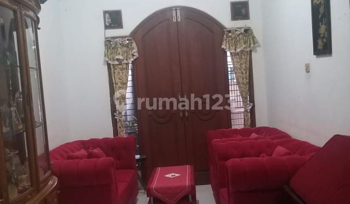 Rumah dengan Potensi Bisnis dan Tempat Tinggal di Pinggrir Jalan Perumahan Dukuh Zamrud. Bekasi