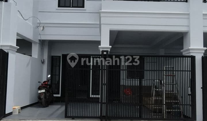 Rumah Baru Cantik Terdapat Rooftop di Pondok Kelapa. Jakarta