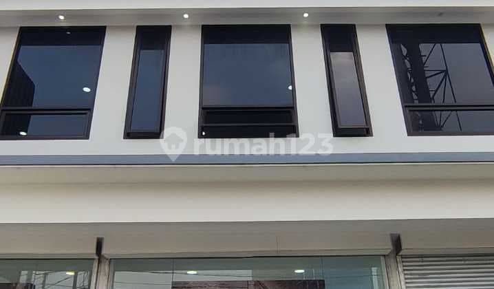 Ruko Bergaya Modern, Rapih dan Bersih Lokasi Strategis di Tebet