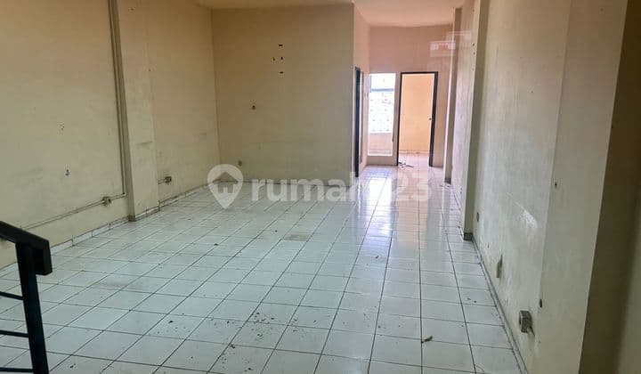 Ruko 3,5 LT dengan Lokasi Strategis, Parkiran Luas di Duren Sawit