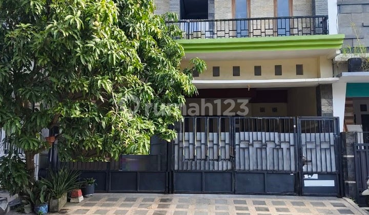Well-Maintained Strategic Two-Story House in Gunungsari, Surabaya