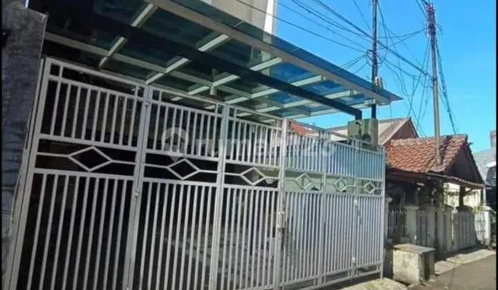 3-Story House Ready to Occup Semi Furnished Near Tebet Ecopark South Jakarta
