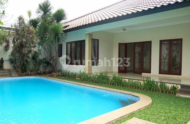 Rumah Besar dengan Kolam Renang Siap Huni di Mampang Jaksel