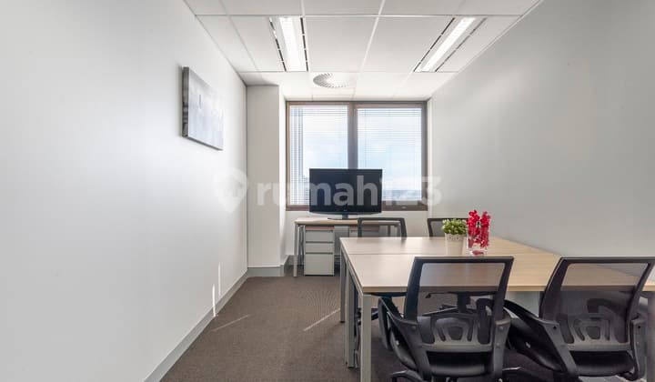 Ruang kantor pribadi sesuai kebutuhan unik bisnis Anda di Regus Wisma KEIAI_3 Workstations Office