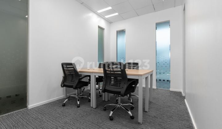Ruang kantor pribadi untuk 4 orang di Regus Kensington Tower_4 Workstations Office