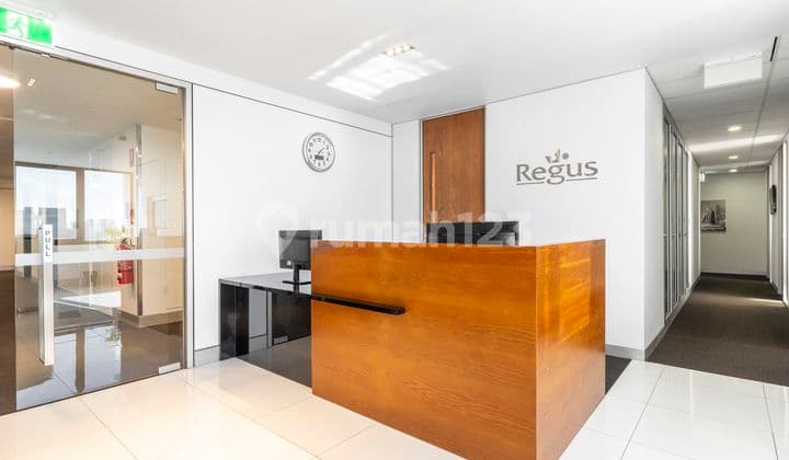 Ruang kantor pribadi berlayanan lengkap untuk Anda dan tim di Regus Renon Landmark_4 Workstations Office