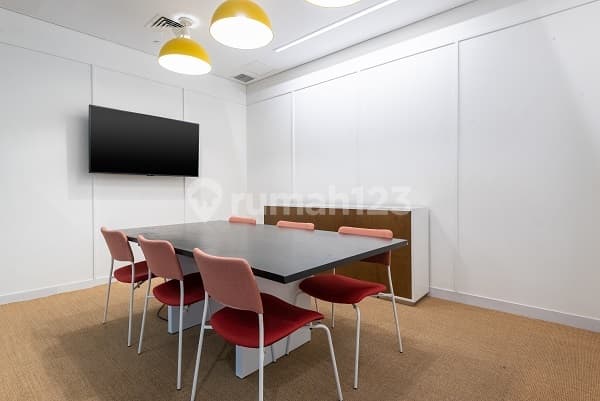 Ruang kantor pribadi sesuai kebutuhan unik bisnis Anda di Signature Revenue Tower_3 Workstations Office