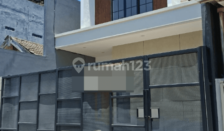 RUMAH GRESSSIAP HUNI 2 LANTAI MODEL SCANDINAVIA LOKASI STRATEGIS DAN AKSES MUDAH RUNKUT ASRI TENGAH SURABAYA