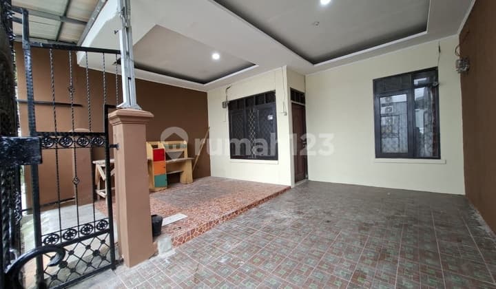 Dekat Pasar Modern BSD Sekolahan Pusat Bisnis Kuliner 1 1/2 Lantai Siap Huni Bebas Banjir Aman Nyaman Asri BSD