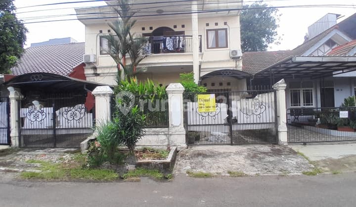 Cocok untuk Tempat Kost / Guest House / Keluarga Besar Rumah 2 Lantai Lokasi Strategis Bebas Banjir Lingkungan Nyaman SHM Bsd