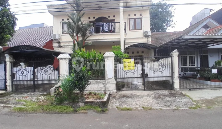 Cocok untuk Tempat Kost / Guest House / Keluarga Besar Rumah 2 Lantai Lokasi Strategis Bebas Banjir Lingkungan Nyaman SHM Bsd