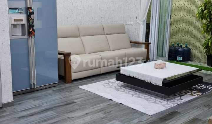 Dekat Ice BSD Mall Sekolah Jual Cepat Rumah Bagus Balkon Luas Rapi Bersih Siap Huni Aman Nyaman Tenang Bebas Banjir SHM The Mozia BSD