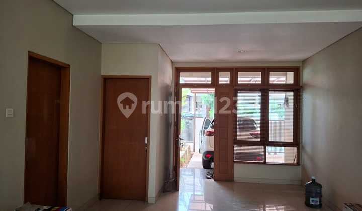 Rumah Bagus Siap Huni Semi Furnished Bebas Banjir Lokasi Strategis Shm Di Griya Loka, Tangerang