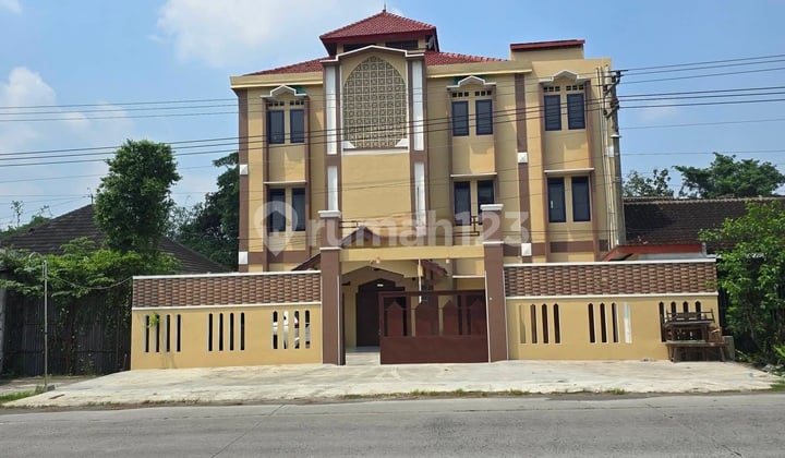 Gedung Strategis Pinggir Jalan Raya Solo Purwodadi 4,5 Milyar
