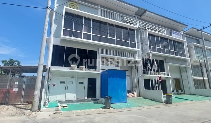 Ruko 2 lantai + gudang di kawasan tertutup 24 Jam bebas banjir