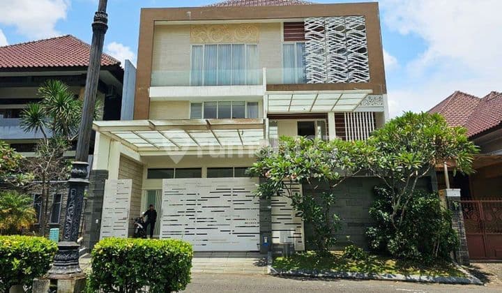 Rumah 3 Lantai + Rooftop + Kolam Renang Di Istana Dieng