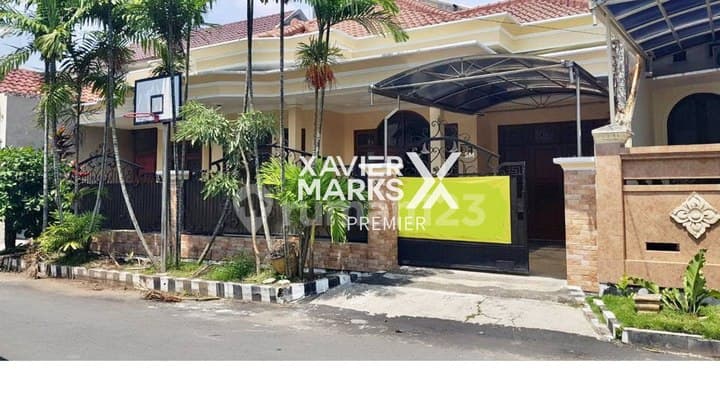 Rumah Luas Siap Huni, Lokasi Strategis Tengah Kota, Bunga bunga