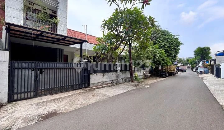 Cheapest! 3 Car Access in Tebet Barat, One Step to Supomo