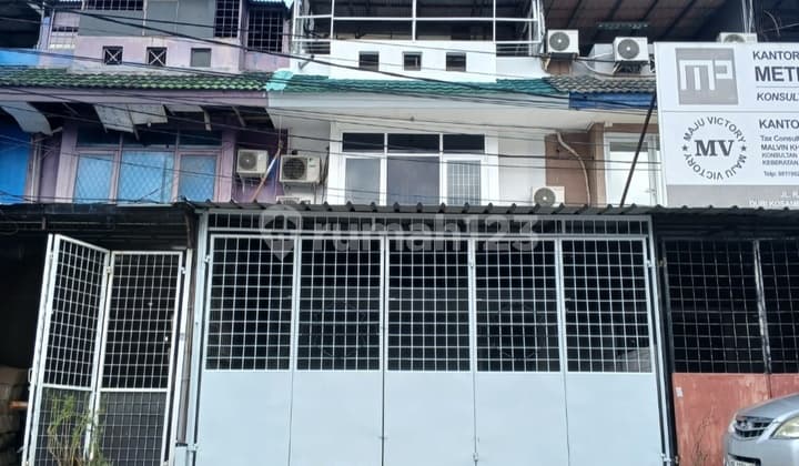 For Sale: Three-Story Shop House in Kosambi Baru Jaya, Area 105 HGB, West Jakarta