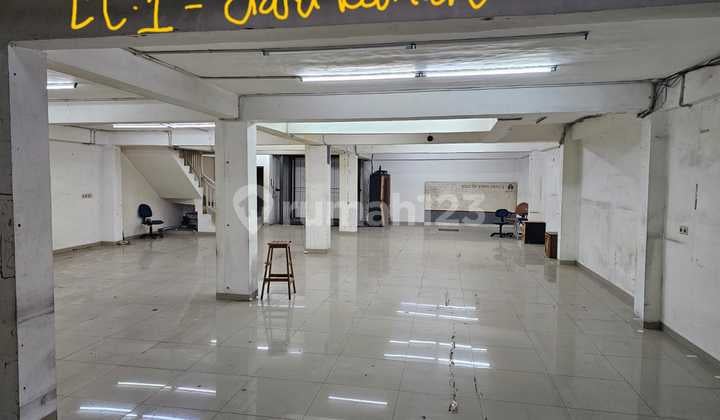 Ruko 2 ½ Lantai. Ada Lift Barang. Siap Pakai.