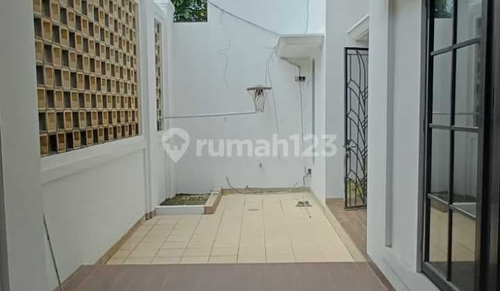 Rumah Luas Nyaman. 4+2 KT. Baru Renovasi. Hadap Timur.