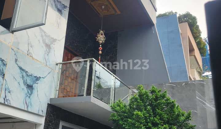 Rumah Mewah. 4½ Lantai. Bangunan Masih Baru.