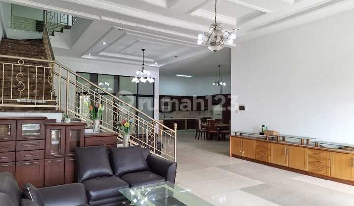 Sunter. Rumah Mewah. 3 Lantai. Semi Furnish.