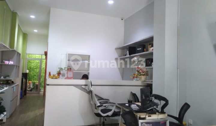 Ruko 3½ Lantai. Area Komersil. Ada Area Parkir