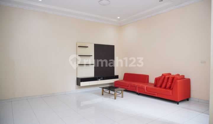 Termurah Baru Renovasi Full Furnish Siap Huni, Rumah, 3 Lantai