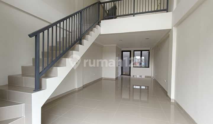 For Rent: 3-Story Ready-to-Use Shop House, Free Parking, Near Mall, Toll Access to Tambun, Located in Grand Wisata, Bekasi.