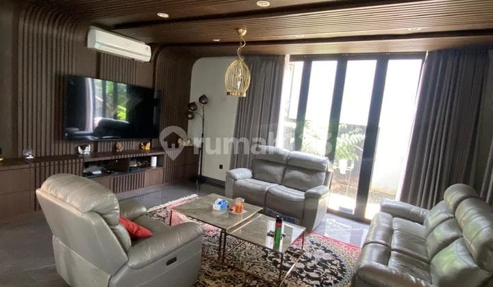 Rumah Cantik Dengan Kolam Renang di Setiabudi Regency Bandung