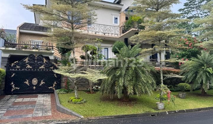 Rumah super mewah hook 3 lantai swimming pool view Danau di BSD