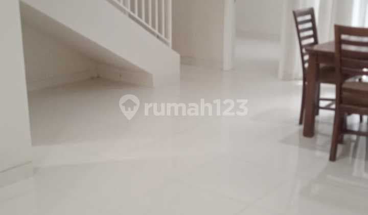 Rumah 2 Lantai Bagus SHM di Discovery Eola, Tangerang Selatan