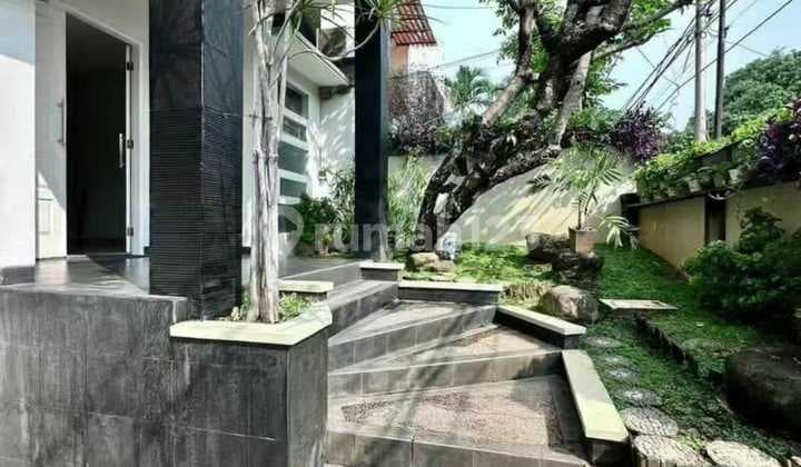 Rumah 2 Lantai Bagus Semi Furnished SHM di Pondok Indah, Jaksel