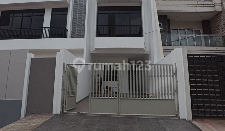 Rumah Baru Siap Huni 3,5 Lantai Taman Ratu