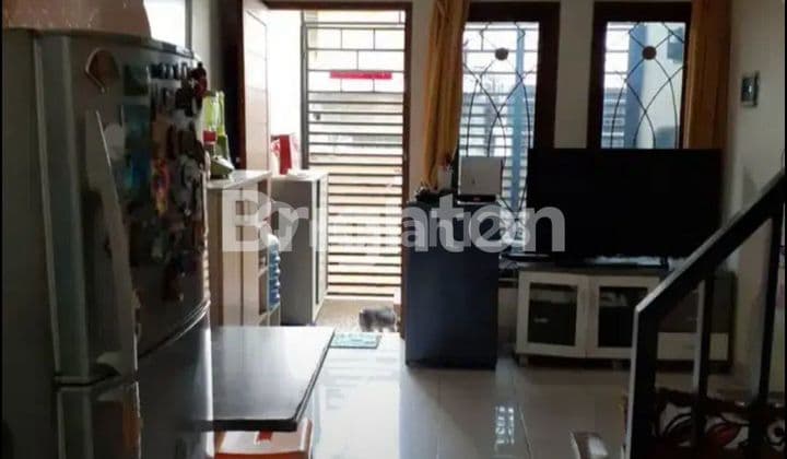RUMAH DI JALAN KARTINI, JAKARTA PUSAT, 3 LANTAI SEMI FURNISH