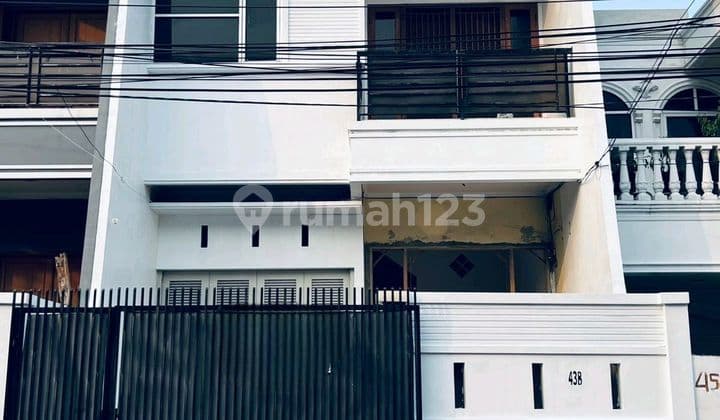 Rumah Siap Huni 3 Lantai Tomang