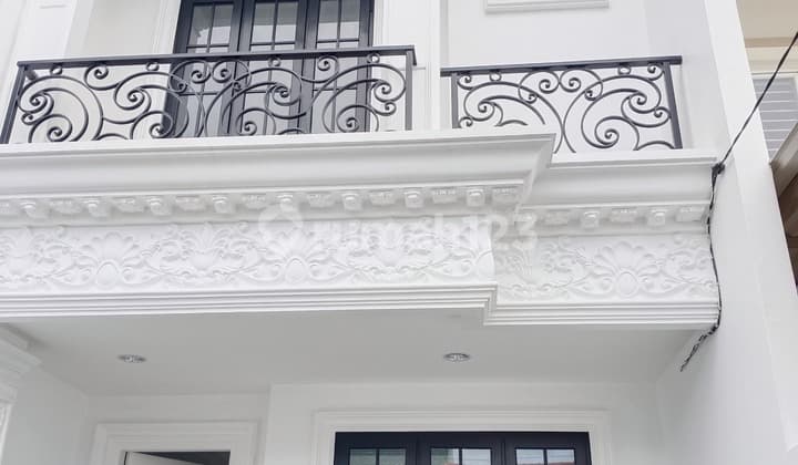 Rumah 2 Lantai Type American Classic di Duta Garden, Tangerang