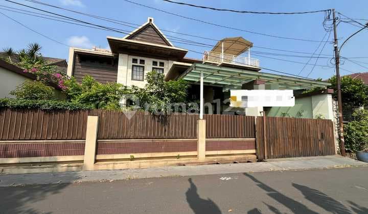 Dijual Rumah dengan Swimming Pool Indoor di Jl. Kesehatan, Bintaro, Jakarta Selatan