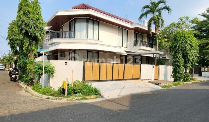 Rumah Baru, Fully Furnished, Posisi Hoek di Pondok Indah